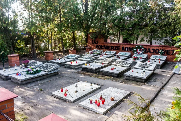 Wierni ruszyli z procesją na groby swoich najbliższych