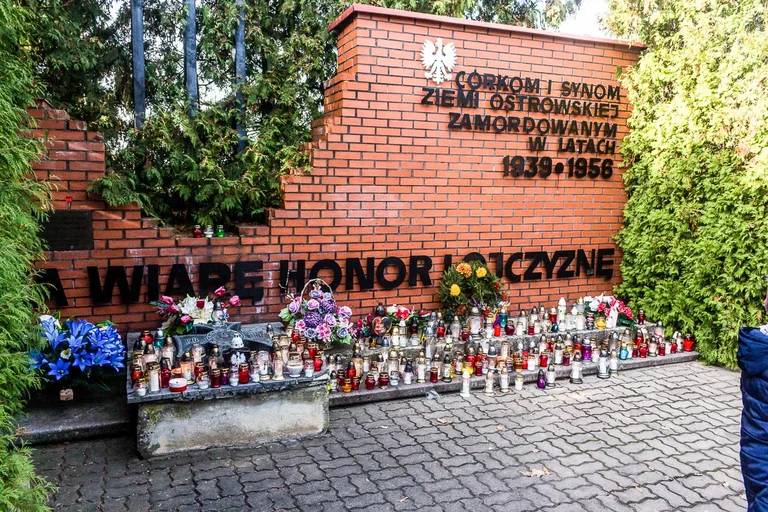 Wierni ruszyli z procesją na groby swoich najbliższych