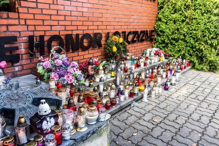 Wierni ruszyli z procesją na groby swoich najbliższych