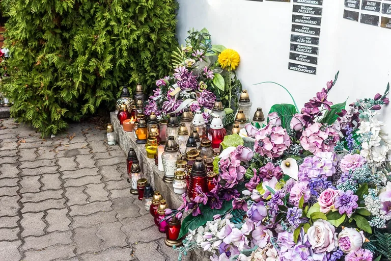 Wierni ruszyli z procesją na groby swoich najbliższych
