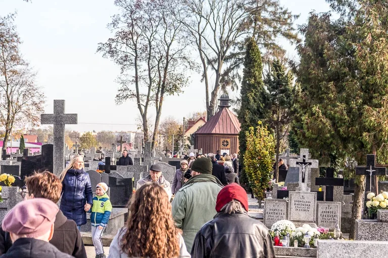 Wierni ruszyli z procesją na groby swoich najbliższych