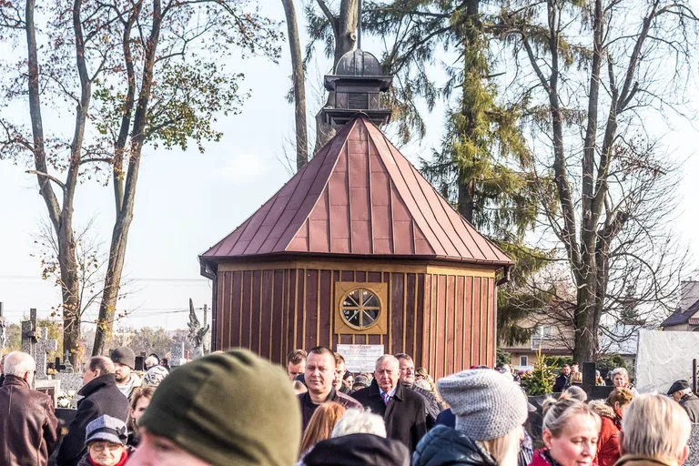 Wierni ruszyli z procesją na groby swoich najbliższych