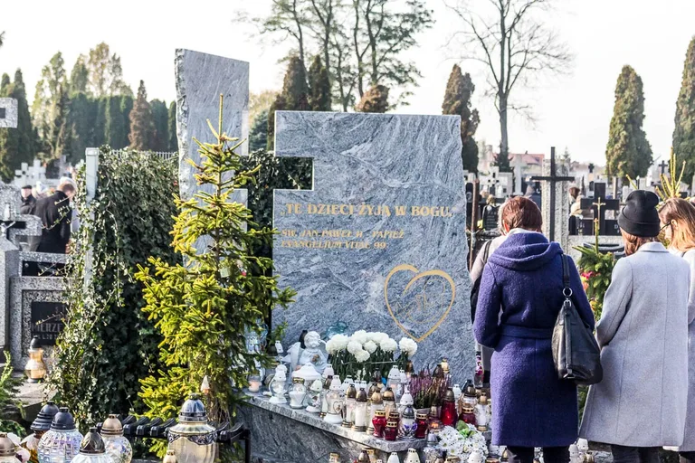 Wierni ruszyli z procesją na groby swoich najbliższych