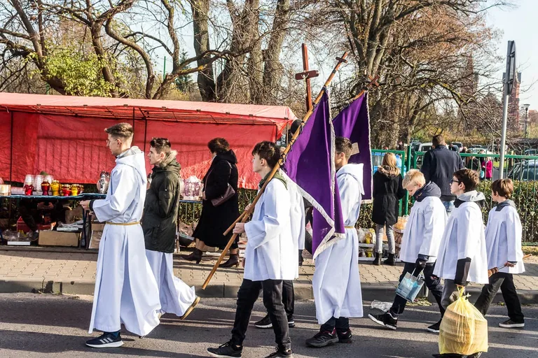 Wierni ruszyli z procesją na groby swoich najbliższych