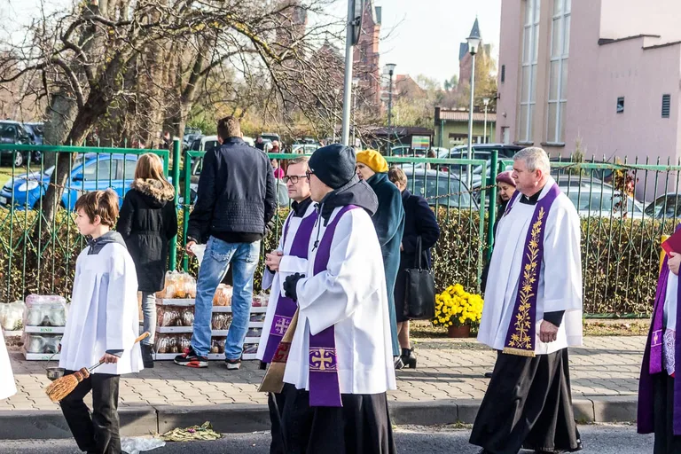 Wierni ruszyli z procesją na groby swoich najbliższych