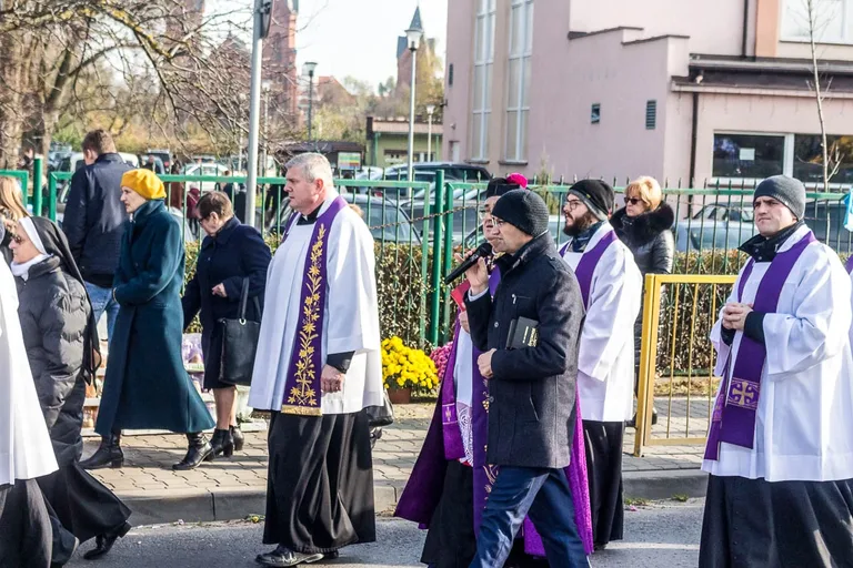 Wierni ruszyli z procesją na groby swoich najbliższych