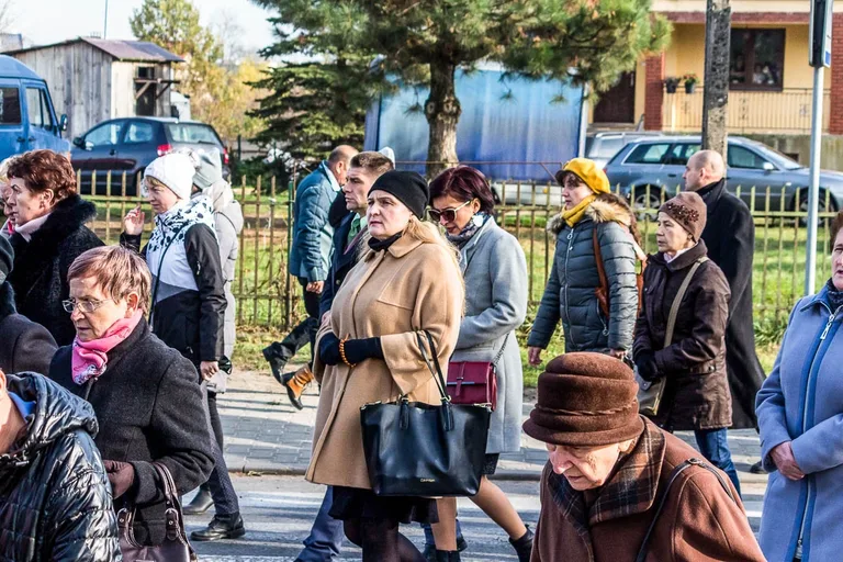 Wierni ruszyli z procesją na groby swoich najbliższych