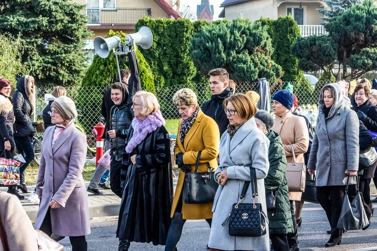 Wierni ruszyli z procesją na groby swoich najbliższych