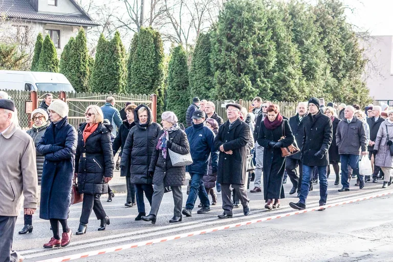 Wierni ruszyli z procesją na groby swoich najbliższych