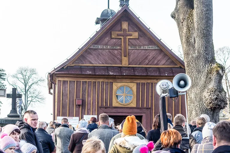 Wierni ruszyli z procesją na groby swoich najbliższych