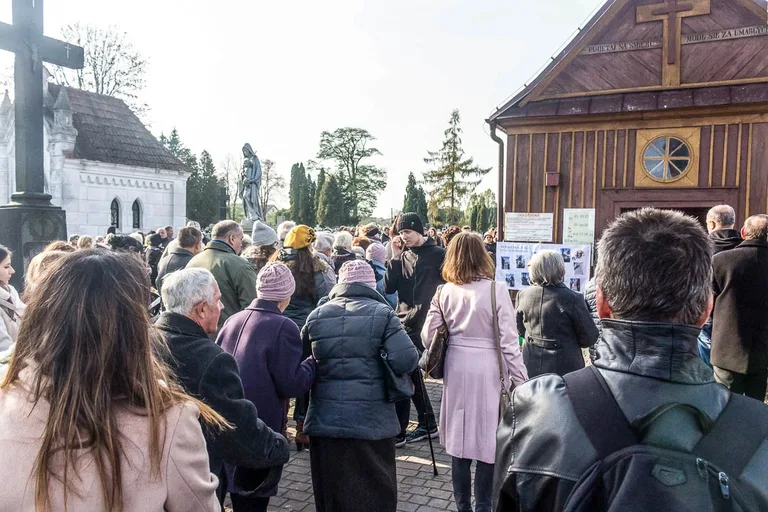 Wierni ruszyli z procesją na groby swoich najbliższych