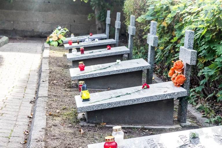 Wierni ruszyli z procesją na groby swoich najbliższych