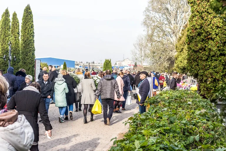 Wierni ruszyli z procesją na groby swoich najbliższych