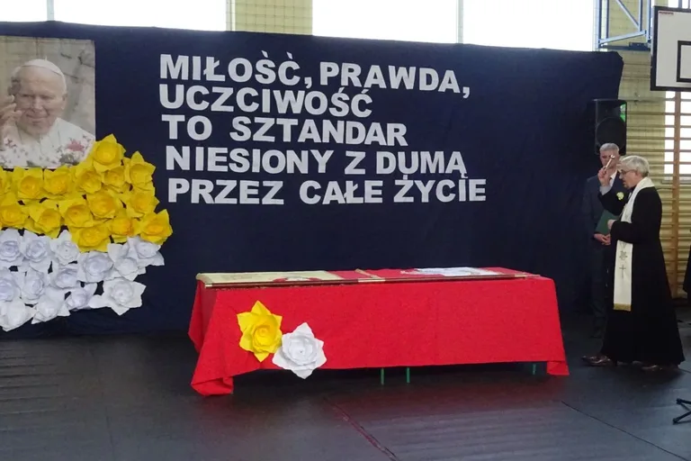 Poświęcenie sztandaru w ostrowskiej "dwójce" (zdjęcia)