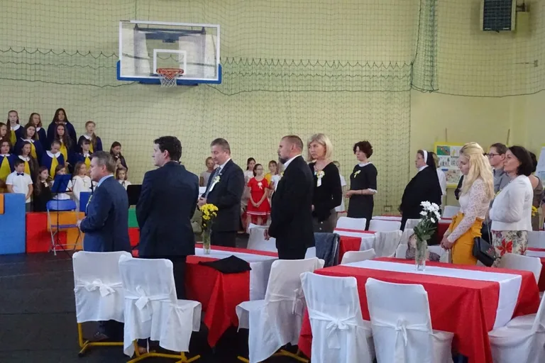 Poświęcenie sztandaru w ostrowskiej "dwójce" (zdjęcia)