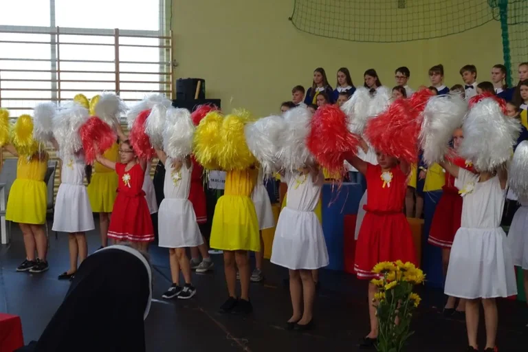 Poświęcenie sztandaru w ostrowskiej "dwójce" (zdjęcia)