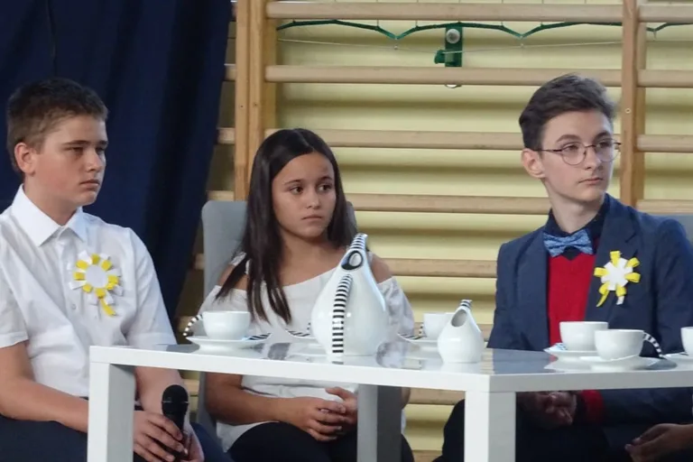 Poświęcenie sztandaru w ostrowskiej "dwójce" (zdjęcia)