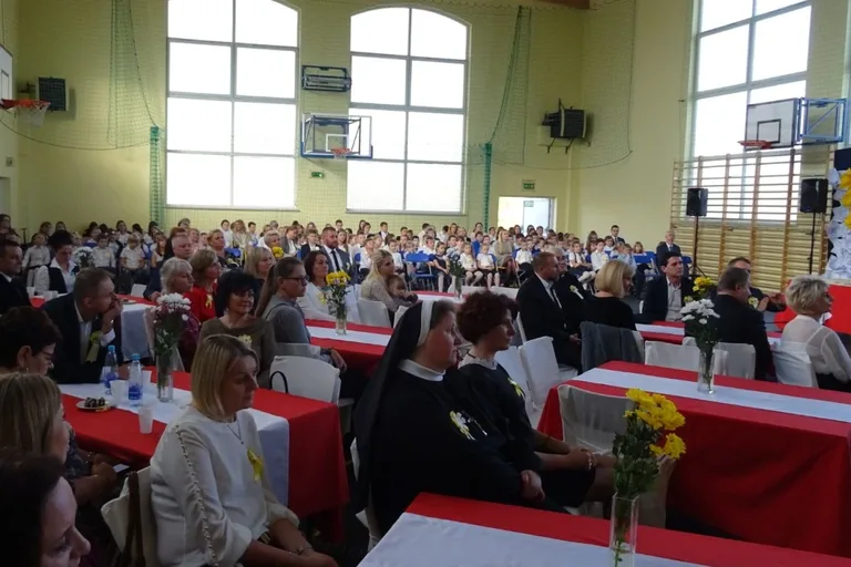 Poświęcenie sztandaru w ostrowskiej "dwójce" (zdjęcia)