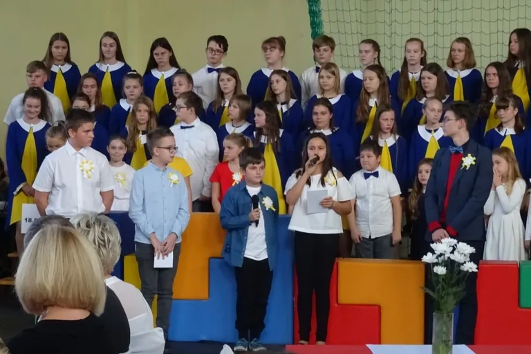 Poświęcenie sztandaru w ostrowskiej "dwójce" (zdjęcia)