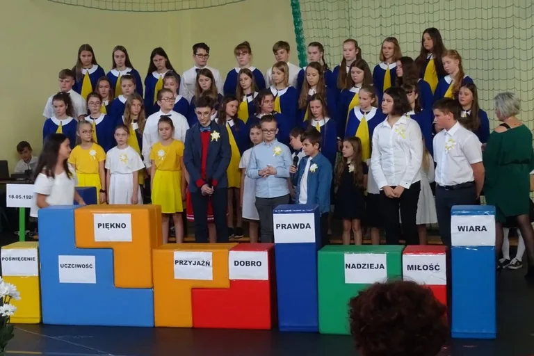 Poświęcenie sztandaru w ostrowskiej "dwójce" (zdjęcia)
