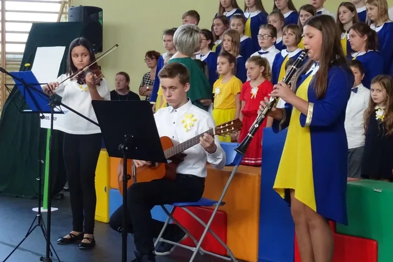 Poświęcenie sztandaru w ostrowskiej "dwójce" (zdjęcia)