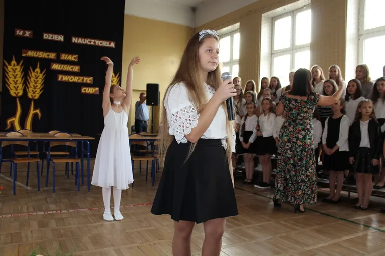 Dzień Edukacji Narodowej w ostrowskiej "jedynce" (zdjęcia)