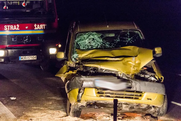 Zderzenie citroena z ciągnikiem w Stoku (zdjęcia)