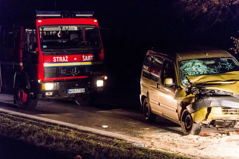 Zderzenie citroena z ciągnikiem w Stoku (zdjęcia)