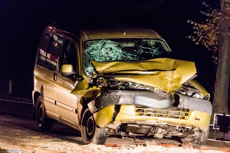 Zderzenie citroena z ciągnikiem w Stoku (zdjęcia)