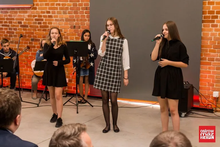 Miejski Dzień Edukacji Narodowej. Włodarz miasta nagrodził nauczycieli (zdjęcia, wideo)