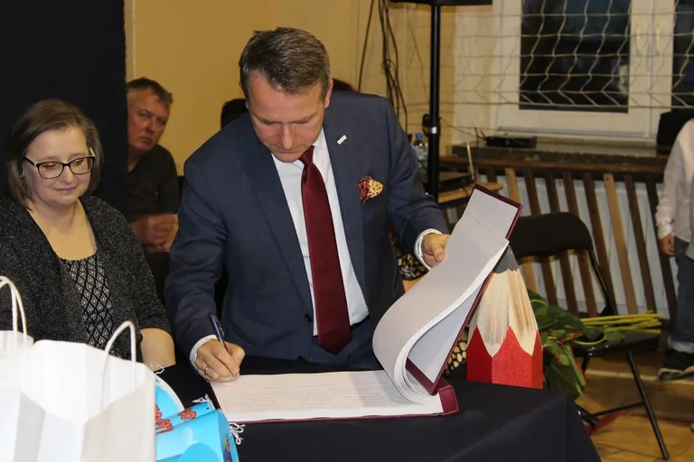Ślubowanie pierwszoklasistów w "jedynce" (zdjęcia)