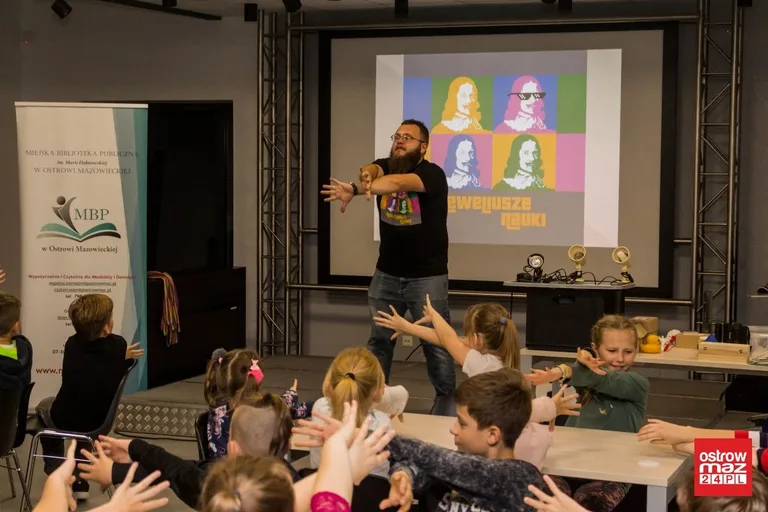 Noc eksperymentów z biblioteką za nami (zdjęcia)