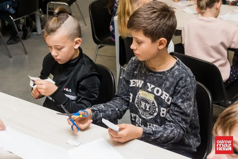 Noc eksperymentów z biblioteką za nami (zdjęcia)