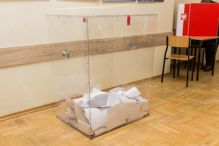 Mieszkańcy Ostrowi Mazowieckiej głosują, pozostało jeszcze nieco ponad 8 godzin (zdjęcia)