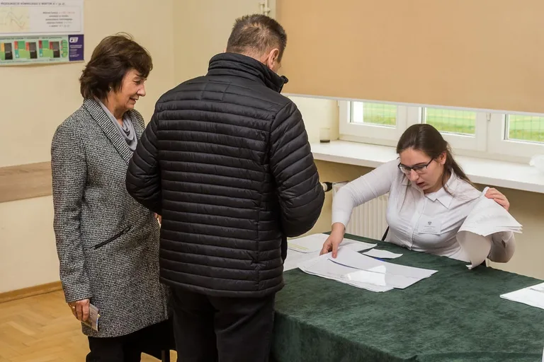 Mieszkańcy Ostrowi Mazowieckiej głosują, pozostało jeszcze nieco ponad 8 godzin (zdjęcia)