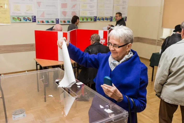 Mieszkańcy Ostrowi Mazowieckiej głosują, pozostało jeszcze nieco ponad 8 godzin (zdjęcia)
