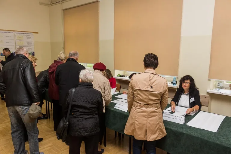 Mieszkańcy Ostrowi Mazowieckiej głosują, pozostało jeszcze nieco ponad 8 godzin (zdjęcia)