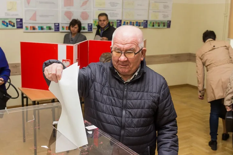 Mieszkańcy Ostrowi Mazowieckiej głosują, pozostało jeszcze nieco ponad 8 godzin (zdjęcia)