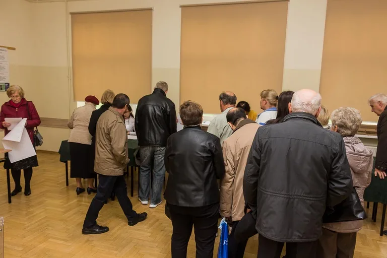 Mieszkańcy Ostrowi Mazowieckiej głosują, pozostało jeszcze nieco ponad 8 godzin (zdjęcia)