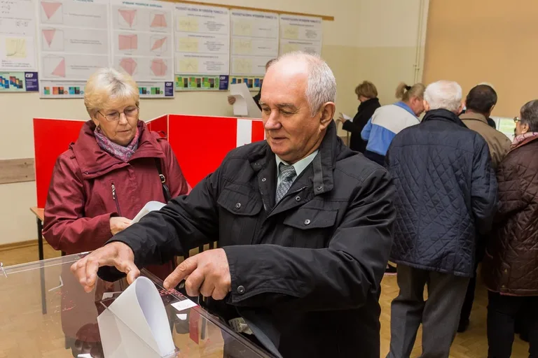 Mieszkańcy Ostrowi Mazowieckiej głosują, pozostało jeszcze nieco ponad 8 godzin (zdjęcia)