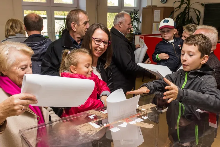 Mieszkańcy Ostrowi Mazowieckiej głosują, pozostało jeszcze nieco ponad 8 godzin (zdjęcia)