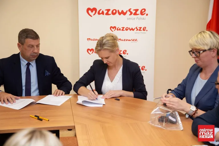 Pracownie z powiatu ostrowskiego dofinansowane (zdjęcia)