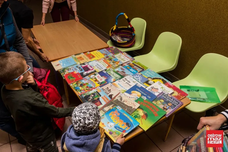 Mobilna biblioteka w oddziale przedszkolnym w "dwójce" (zdjęcia)