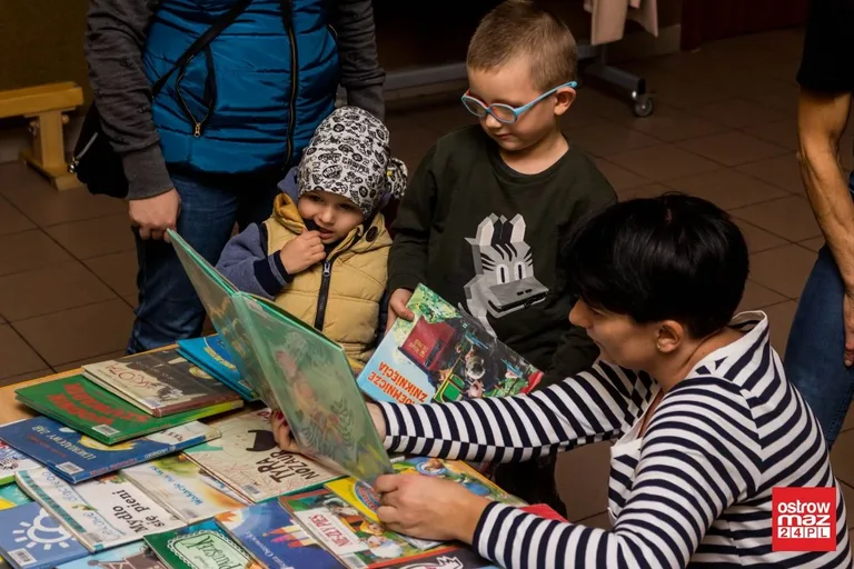 Mobilna biblioteka w oddziale przedszkolnym w "dwójce" (zdjęcia)