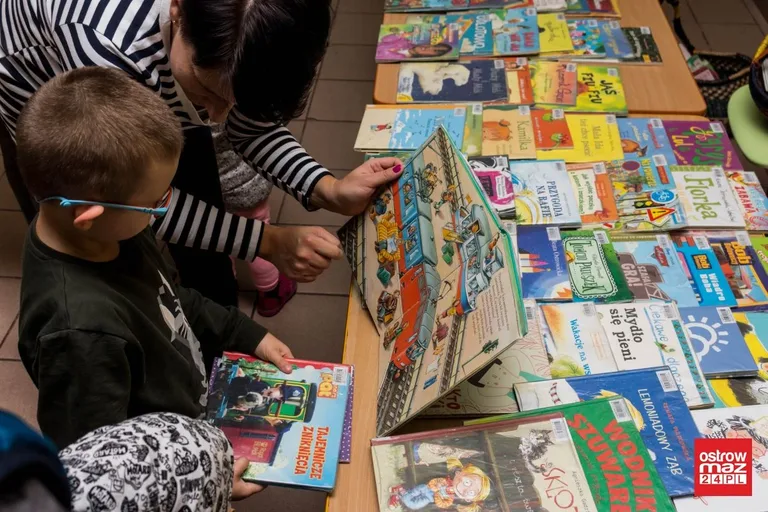Mobilna biblioteka w oddziale przedszkolnym w "dwójce" (zdjęcia)