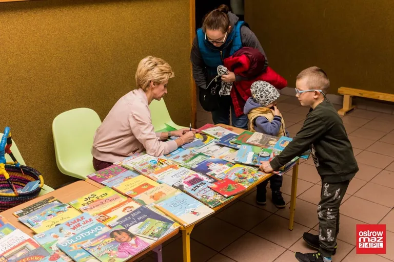 Mobilna biblioteka w oddziale przedszkolnym w "dwójce" (zdjęcia)