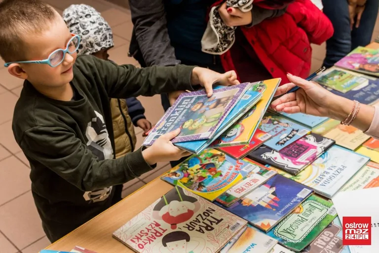 Mobilna biblioteka w oddziale przedszkolnym w "dwójce" (zdjęcia)