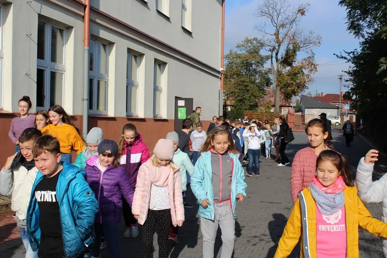 Ewakuacja uczniów z ostrowskiej "jedynki" (zdjęcia)