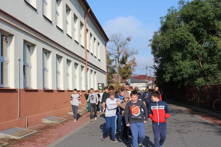 Ewakuacja uczniów z ostrowskiej "jedynki" (zdjęcia)