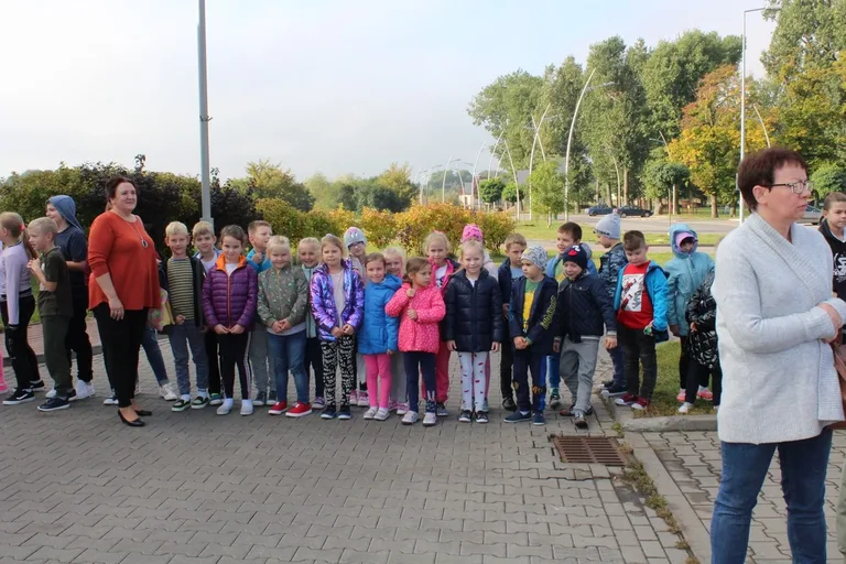 Ewakuacja uczniów z ostrowskiej "jedynki" (zdjęcia)